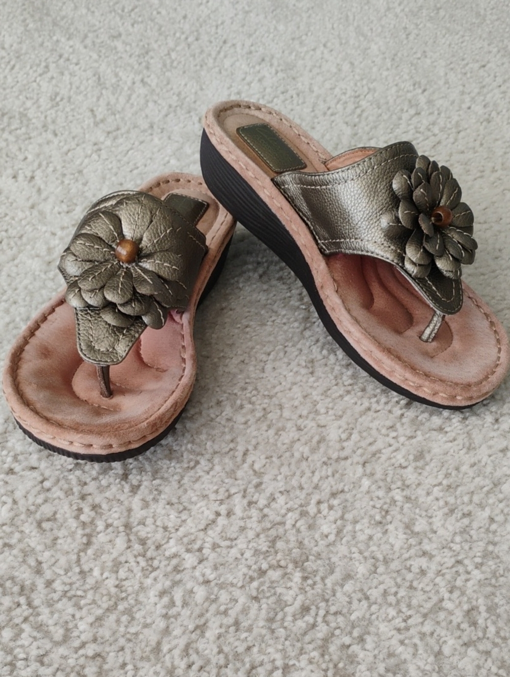 Clarks Artisan Metallic Bronze Layered Leather Flower Thong Wedge Sandals 8.5